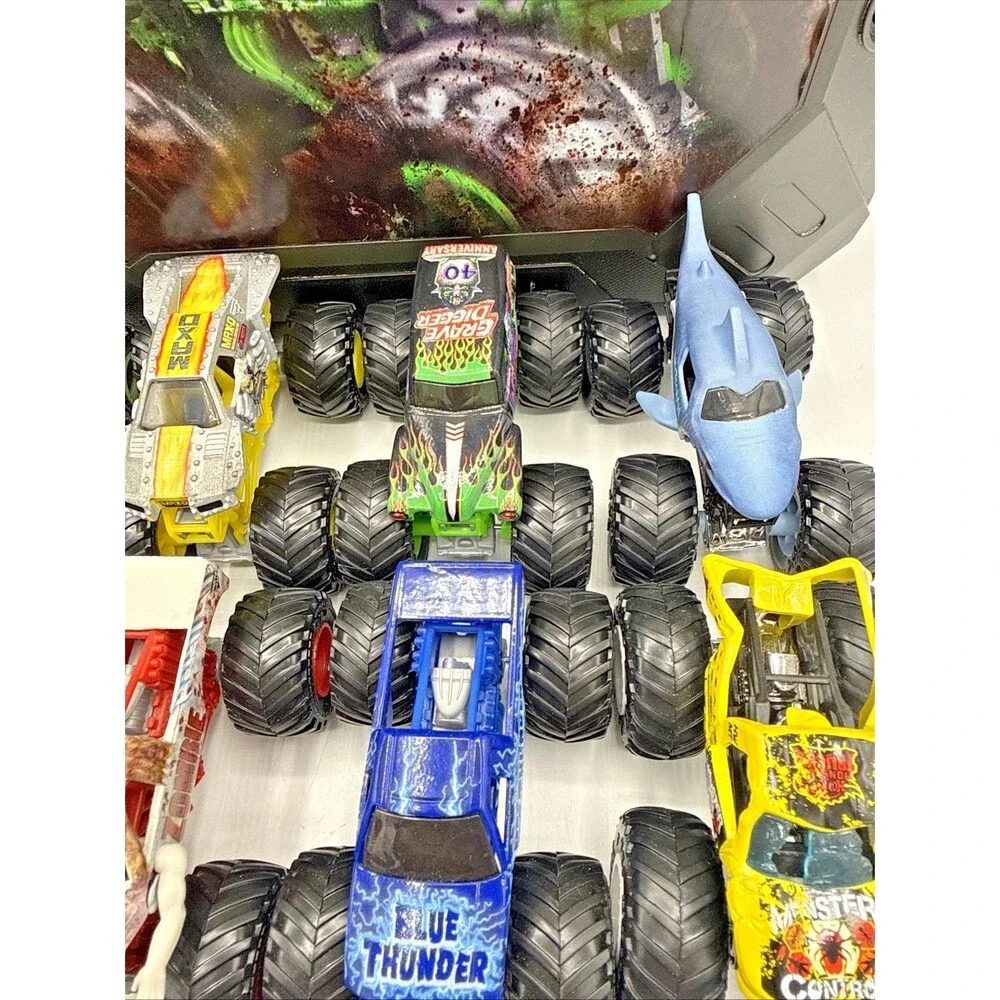 Spin Master Monster Jam Pit Party & Go Truck Carrying Case W/ 12 Trucks